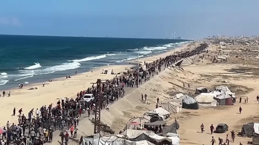 Palestinos começam a voltar para o norte de Gaza com cessar-fogo de Israel e Hamas em vigor • Reprodução/Reuters