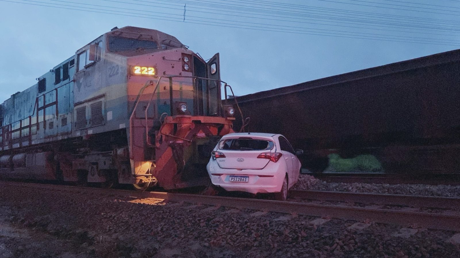 Carro é atingido por trem da Vale
