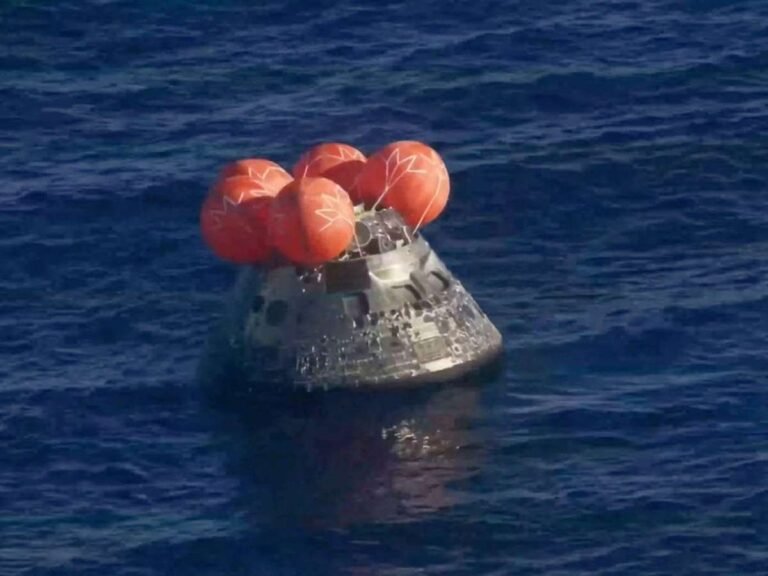 Artemis II retorna à Terra e recoloca a humanidade na órbita da Lua após 50 anos.