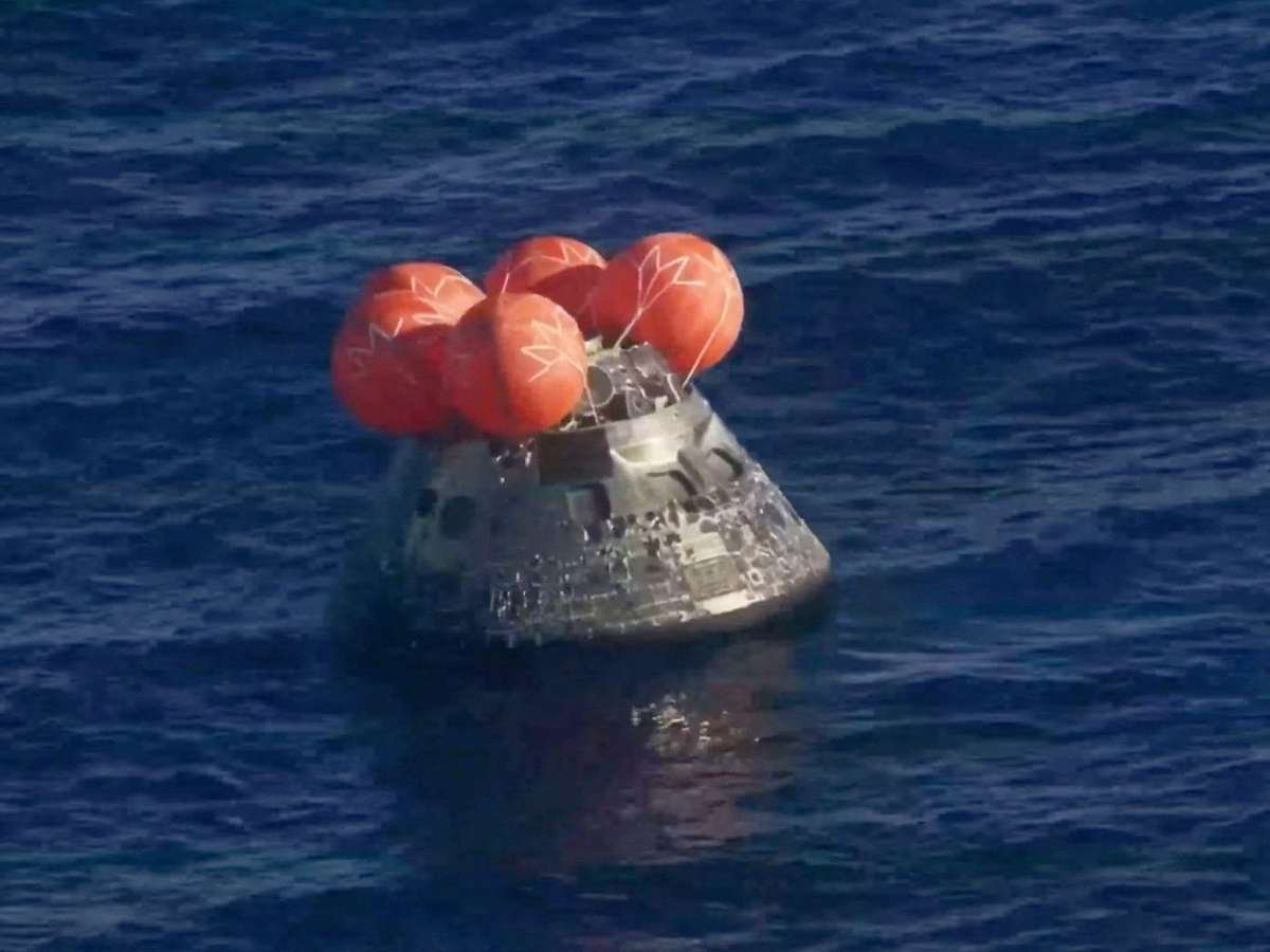 Artemis II retorna à Terra e recoloca a humanidade na órbita da Lua após 50 anos.