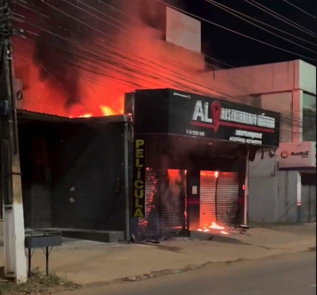 Incêndio de grande proporção destrói empresa em Parauapebas na madrugada