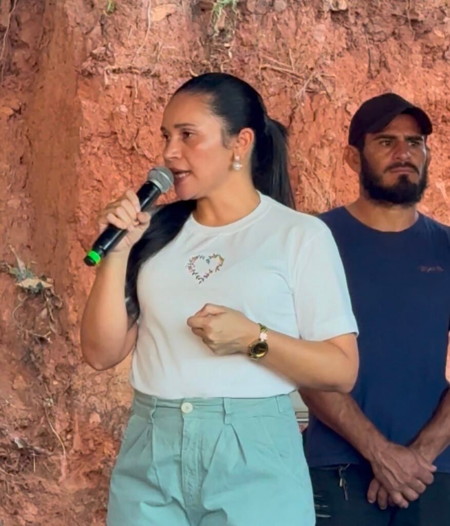 Vereadora Elenjusse destaca "humanização da política" em entrega de moradias e reforça apoio a projeto de continuidade