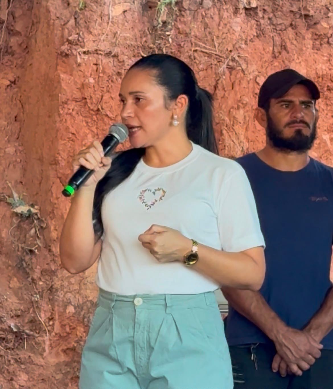 Vereadora Elenjusse destaca "humanização da política" em entrega de moradias e reforça apoio a projeto de continuidade