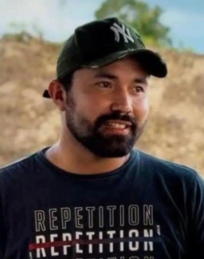 Segundo informações divulgadas sobre o caso, vítima foi atingida no braço; suspeito teria sido detido em flagrante pela Polícia Militar Um caso de violência contra a mulher mobilizou a atenção de moradores de Curionópolis, no sudeste do Pará. Um homem identificado como Rafael Castro foi detido pela Polícia Militar após, segundo informações divulgadas sobre a ocorrência, efetuar disparos de arma de fogo contra a própria ex-companheira. De acordo com os relatos, o episódio teria ocorrido após o fim do relacionamento. A vítima, que terá a identidade preservada, foi atingida por disparos, mas sobreviveu. As informações disponíveis apontam que os tiros atingiram o braço da mulher. A ocorrência foi divulgada por páginas locais de notícias, que informaram que o homem teria sido preso em flagrante pela Polícia Militar após os disparos. Vítima sobreviveu ao ataque Apesar de ter sido atingida por disparos de arma de fogo, a mulher sobreviveu ao ataque. A identidade da vítima não será divulgada pelo AnaReis Notícias, em respeito à sua privacidade e à gravidade da situação. As circunstâncias exatas da ocorrência, incluindo a dinâmica dos disparos e o que teria motivado o ataque, ainda precisam ser esclarecidas no decorrer da investigação. Segundo as informações que circulam sobre o caso, o homem não teria aceitado o término do relacionamento. Essa circunstância, entretanto, deve ser tratada como relato sobre a possível motivação, até que seja confirmada oficialmente pela investigação. Suspeito é apontado como farmacêutico e instrutor de tiros Rafael Castro é apontado nas informações divulgadas sobre o caso como farmacêutico e instrutor de tiros. A relação dessas atividades profissionais com a ocorrência, porém, não deve ser interpretada como elemento de culpabilidade. O fato de uma pessoa possuir conhecimento ou treinamento relacionado ao uso de armas de fogo, por si só, não comprova qualquer responsabilidade criminal. Eventuais responsabilidades serão determinadas pelas autoridades competentes e, posteriormente, pela Justiça. Caso será apurado pelas autoridades A ocorrência deverá ser investigada para esclarecer as circunstâncias dos disparos, a arma utilizada, a motivação e os demais elementos relacionados ao caso. O AnaReis Notícias ressalta que, embora informações disponíveis indiquem uma prisão em flagrante, a responsabilização criminal definitiva depende da investigação, da eventual denúncia pelo Ministério Público e do julgamento pela Justiça. Por isso, o homem citado nesta reportagem é tratado como suspeito, e não como condenado. Violência contra a mulher Casos como este reforçam a gravidade da violência praticada contra mulheres, especialmente em situações relacionadas ao encerramento de relacionamentos. O término de uma relação não justifica ameaças, perseguições, agressões ou qualquer forma de violência. Quando uma mulher é atacada por decidir encerrar um relacionamento, o episódio deve ser tratado com a seriedade necessária pelas autoridades e pela sociedade. No caso registrado em Curionópolis, a vítima sobreviveu aos disparos. A investigação deverá esclarecer todos os fatos e determinar as responsabilidades previstas em lei. Ressalva Esta reportagem foi elaborada com base nas informações disponíveis publicamente até o momento. O AnaReis Notícias não teve acesso, até a publicação, ao boletim de ocorrência ou a uma nota oficial detalhando toda a dinâmica do crime. Novas informações poderão ser acrescentadas à matéria caso sejam confirmadas oficialmente pelas autoridades.