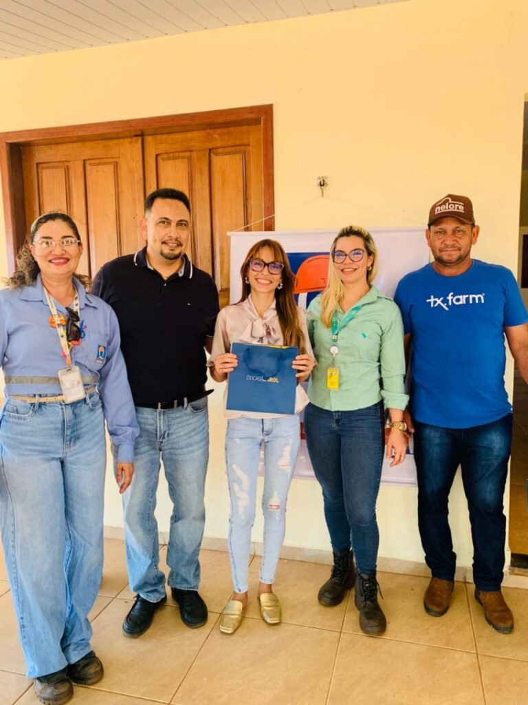 Projeto "Saúde e Movimento nas Vilas" entrega óculos de grau a moradores da Vila Américo Santana