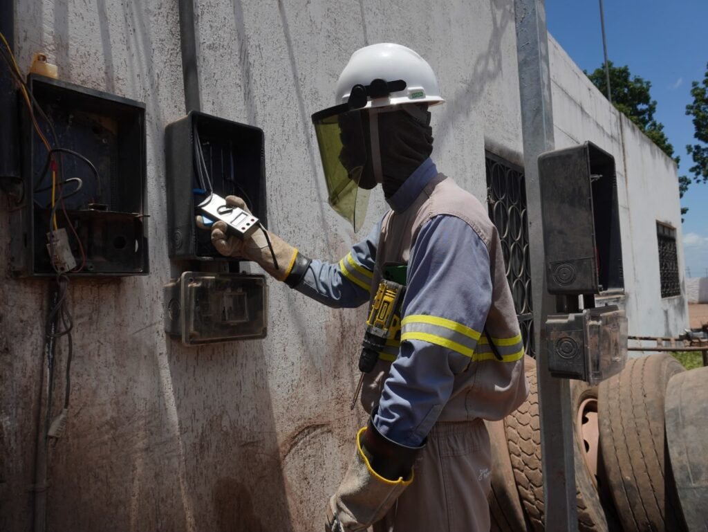 Agência bancária, churrascaria e fazenda são flagrados com furto de energia no sudeste paraense